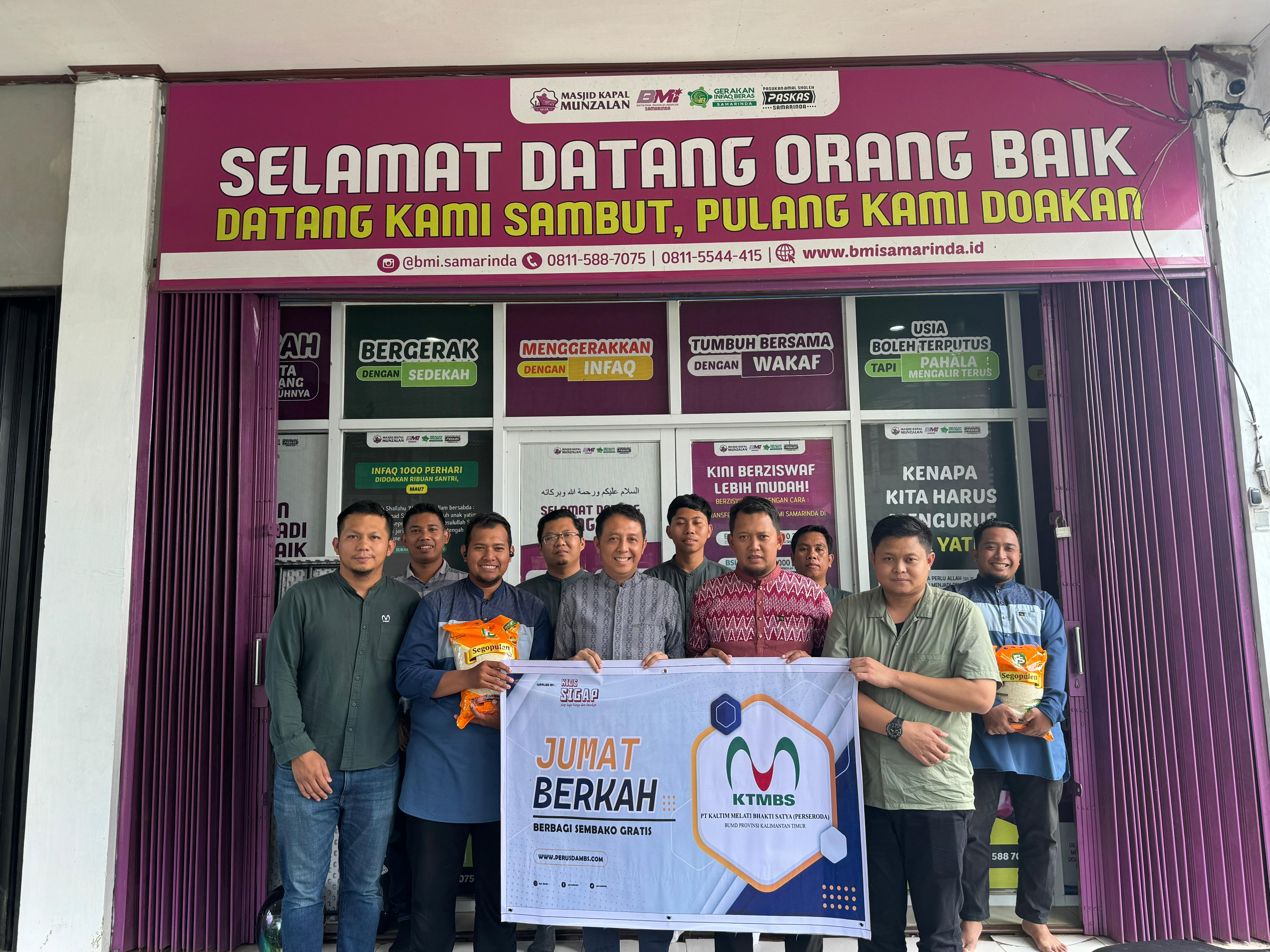 Momentum Jumat Berkah, PT KTMBS Berbagi Sembako di GIB Samarinda